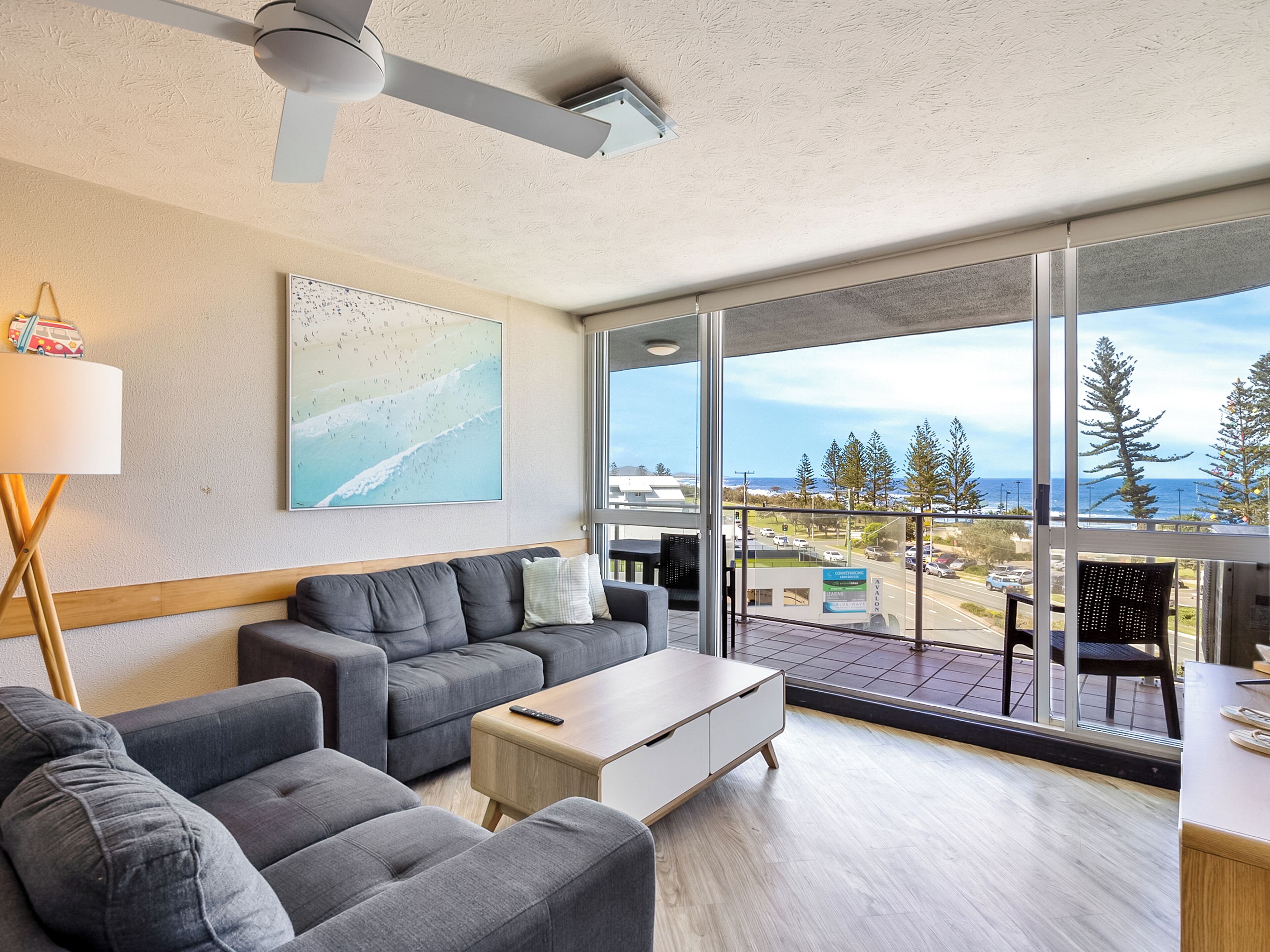 Appartement Supérieur, vue océan | Coin séjour | Télévision à écran plat de 1 pouces avec chaînes numériques