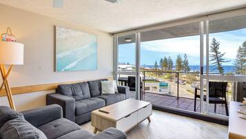 Appartement Supérieur, vue océan | Coin séjour | Télévision à écran plat de 1 pouces avec chaînes numériques