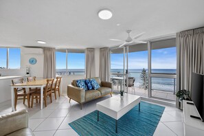 Premium appartement, uitzicht op zee (Superior) | Woonruimte | Een 1-inch flatscreentelevisie met digitale zenders en plasmatelevisie