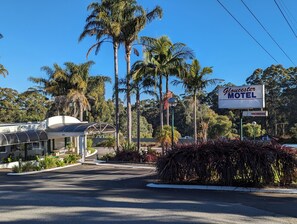 Vista frontal de la propiedad