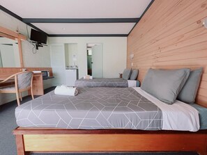 Habitación estándar con 2 camas individuales, 1 habitación | Minibar, escritorio, cortinas blackout y ropa de cama 