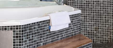 Chambre Standard, 1 chambre, baignoire Ă jets (Spa Suite) | Salle de bain | Articles de toilette gratuits, serviettes fournies