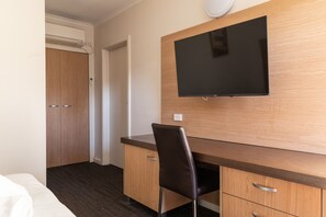 Tabla de planchar con plancha, wifi gratis, ropa de cama