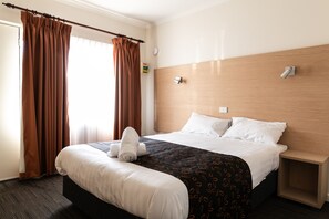 Tabla de planchar con plancha, wifi gratis, ropa de cama