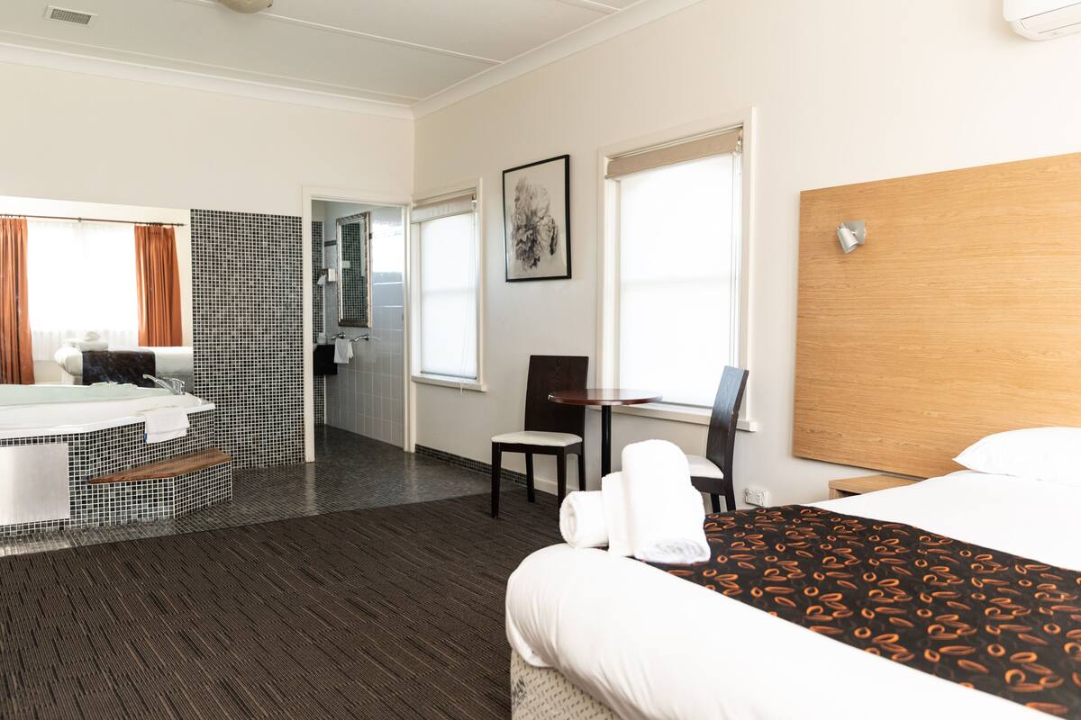 Phòng Tiêu chuẩn, 1 phòng ngủ, bồn tắm thủy lực (Spa Suite) | Bàn ủi/dụng cụ ủi quần áo, truy cập Internet không dây miễn phí
