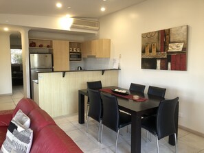 Standard Apartment, 2 Bedrooms, Non Smoking, Kitchen (Ensuite) | In-room dining - Cockleshell Sands Apartments (Noosaville)