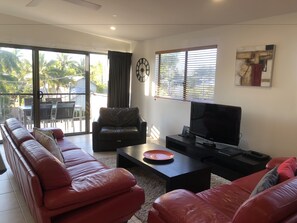 Appartement Standard, 2 chambres, non-fumeurs, cuisine (Ensuite) | Coin séjour | Télévision LCD, lecteur de DVD