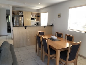 Appartement Standard, 2 chambres, non-fumeur, cuisine (Ensuite) | Restauration dans la chambre