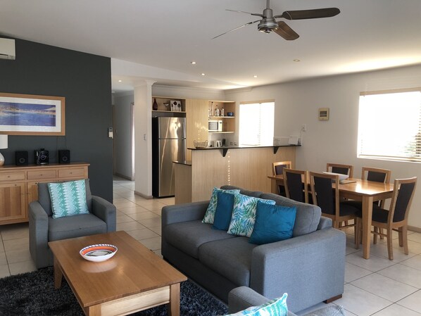 Appartement Standard, 2 chambres, non-fumeurs, cuisine (Ensuite) | Coin séjour | Télévision LCD, lecteur de DVD