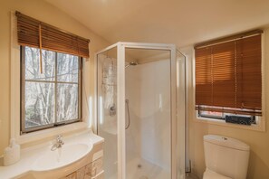 Milkyway - Mountain Breeze Lodge | Bathroom | Free toiletries, hair dryer, towels, soap