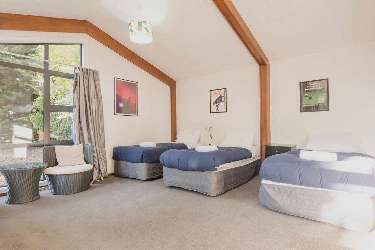 The Birch - 3 Bedroom Cottage | Individually furnished, soundproofing, free WiFi, bed sheets