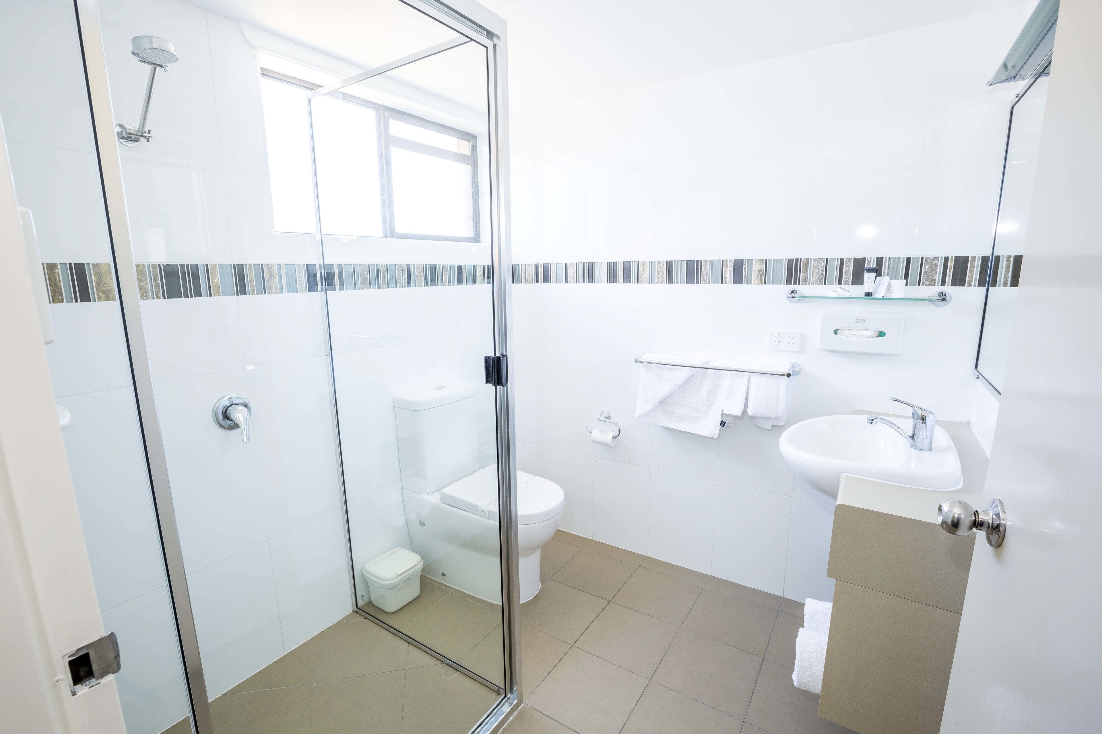 Chambre Deluxe, 1 grand lit, non-fumeurs (   New  ) | Salle de bain | Douche, articles de toilette gratuits, sèche-cheveux