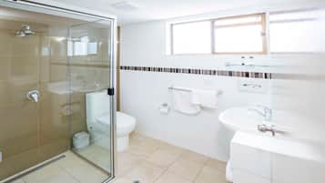 Regadera, amenidades de baño gratuitas, secadora de cabello, toallas