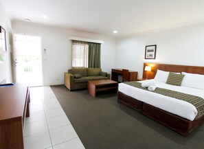 Executive King Suite | Desk, iron/ironing board, free WiFi, bed sheets - Chinchilla Downtown Motor Inn (Chinchilla)