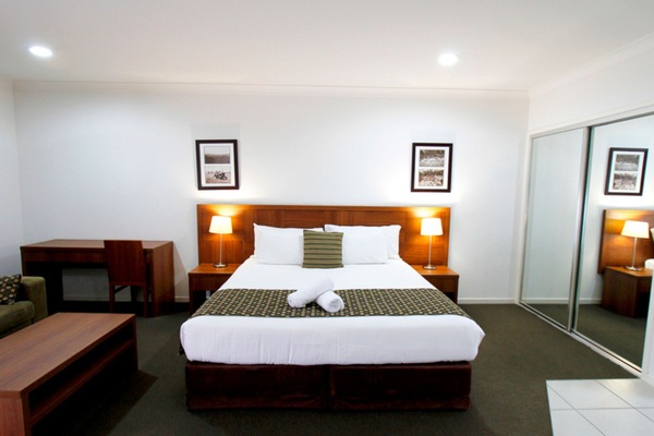 Executive King Suite | Desk, iron/ironing board, free WiFi, bed sheets