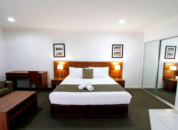 Suite Studio Exécutive | Bureau, fer et planche à repasser, Wi-Fi gratuit, draps fournis