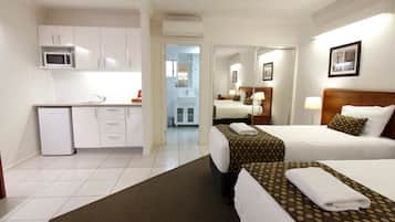 Deluxe Twin Suite | Desk, iron/ironing board, free WiFi, bed sheets