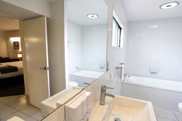 Deluxe-Suite | Badezimmer | Kostenlose Toilettenartikel, Haartrockner, Handtücher