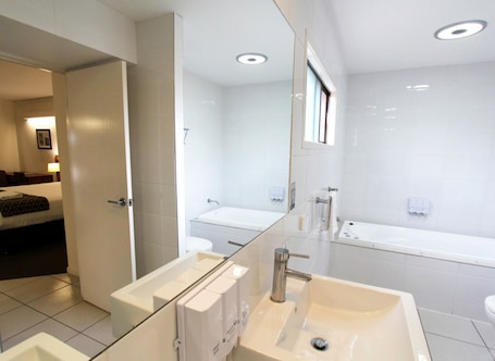 Suite – deluxe | Bad | Toalettartikler (inkludert), hårføner og håndklær. Chinchilla Downtown Motor Inn