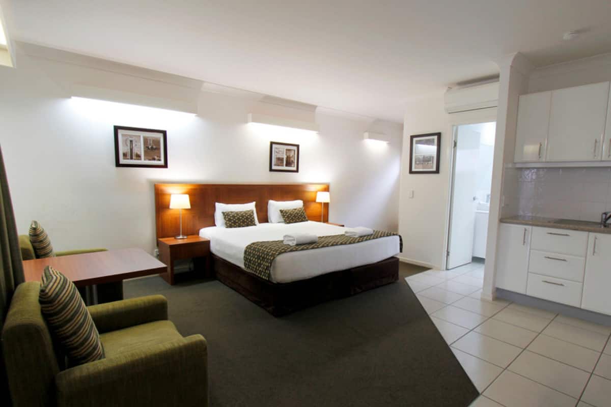 Suite Deluxe | Escritorio, tabla de planchar con plancha, wifi gratis y ropa de cama