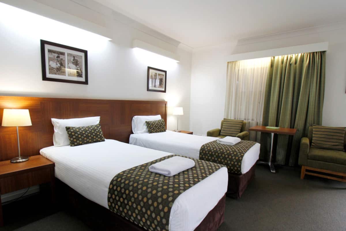 Suite, 2 habitaciones | Escritorio, tabla de planchar con plancha, wifi gratis y ropa de cama
