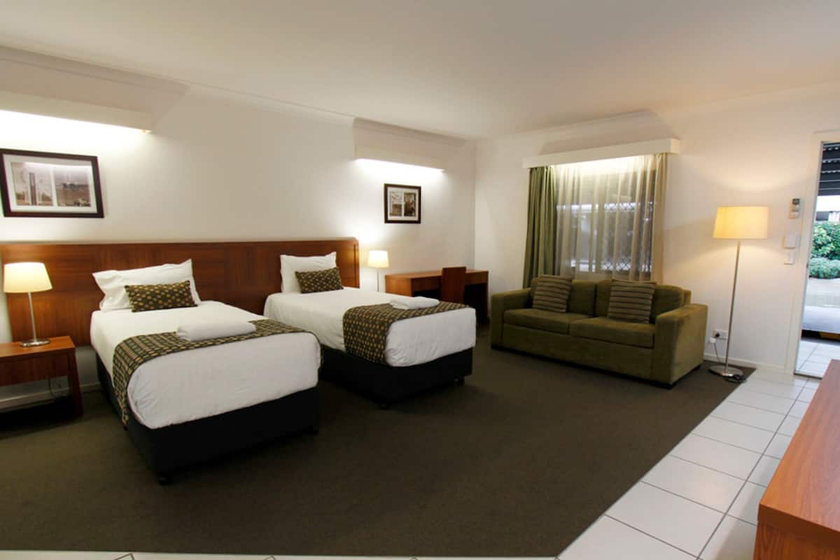 Suite Deluxe | Escritorio, tabla de planchar con plancha, wifi gratis y ropa de cama