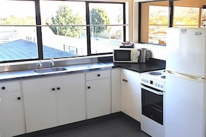 Three Bedroom Motel & Deck | Private kitchen | Fridge, microwave, electric kettle - Richmond Motel & Holiday Park (Richmond)