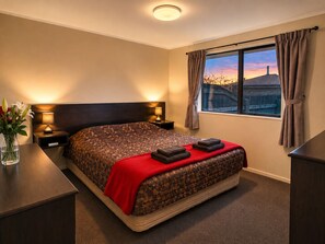 Three Bedroom Motel Room | Free WiFi, bed sheets - Richmond Motel & Holiday Park (Richmond)