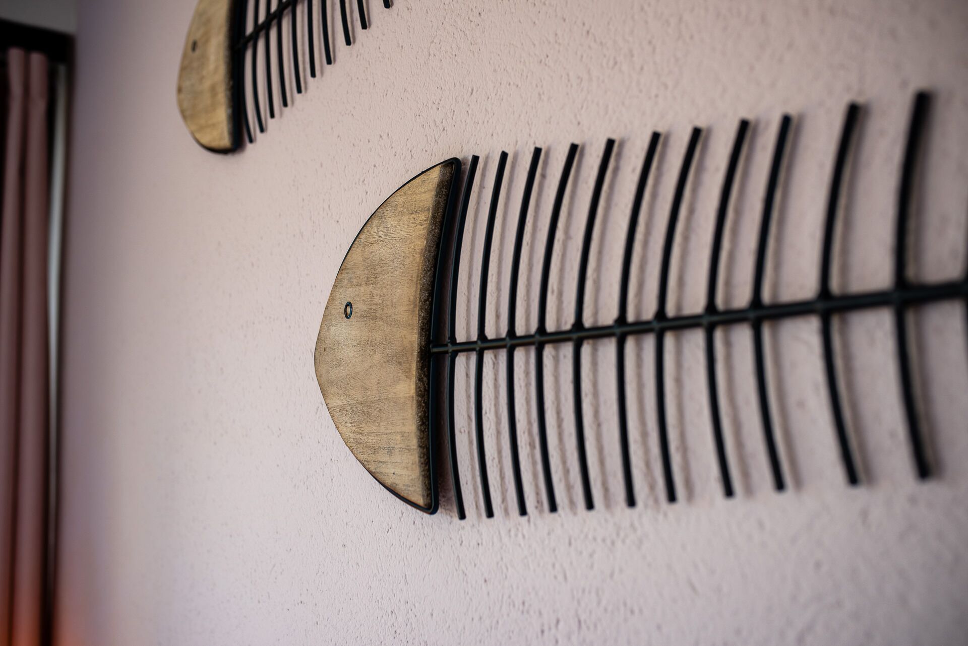 Un mur orné d’un motif décoratif en métal.