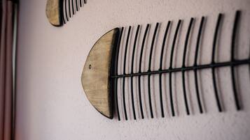 Un mur orné d’un motif décoratif en métal.