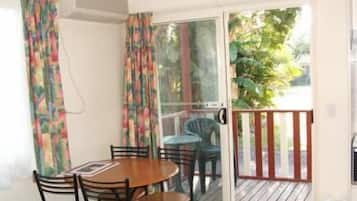 Deluxe Cabin, 2 Bedrooms | In-room dining