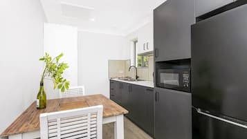 Spacious Garden Studio | Iron/ironing board, free WiFi, bed sheets