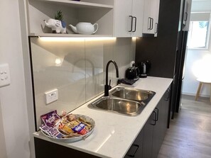 Garden Queen Room | Iron/ironing board, free WiFi, bed sheets - Tiarri Terrigal (Terrigal)