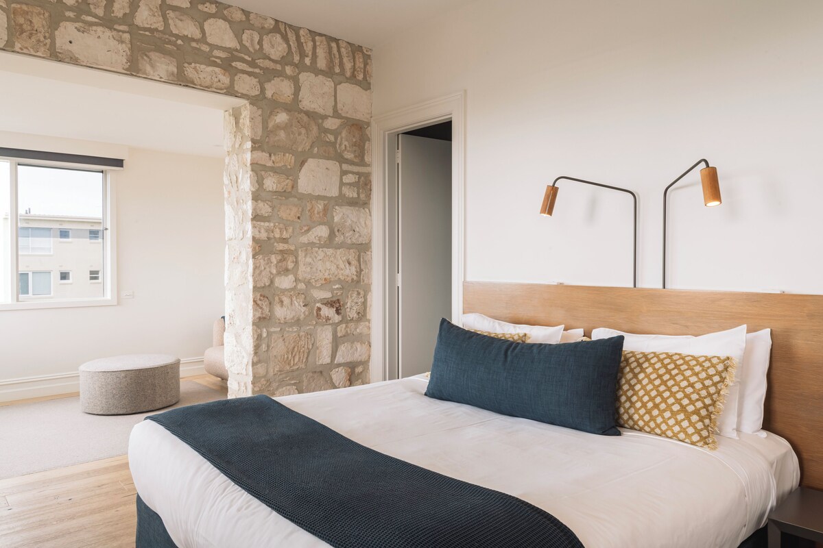 Classic Bay View | 1 bedroom, minibar, in-room safe, iron/ironing board