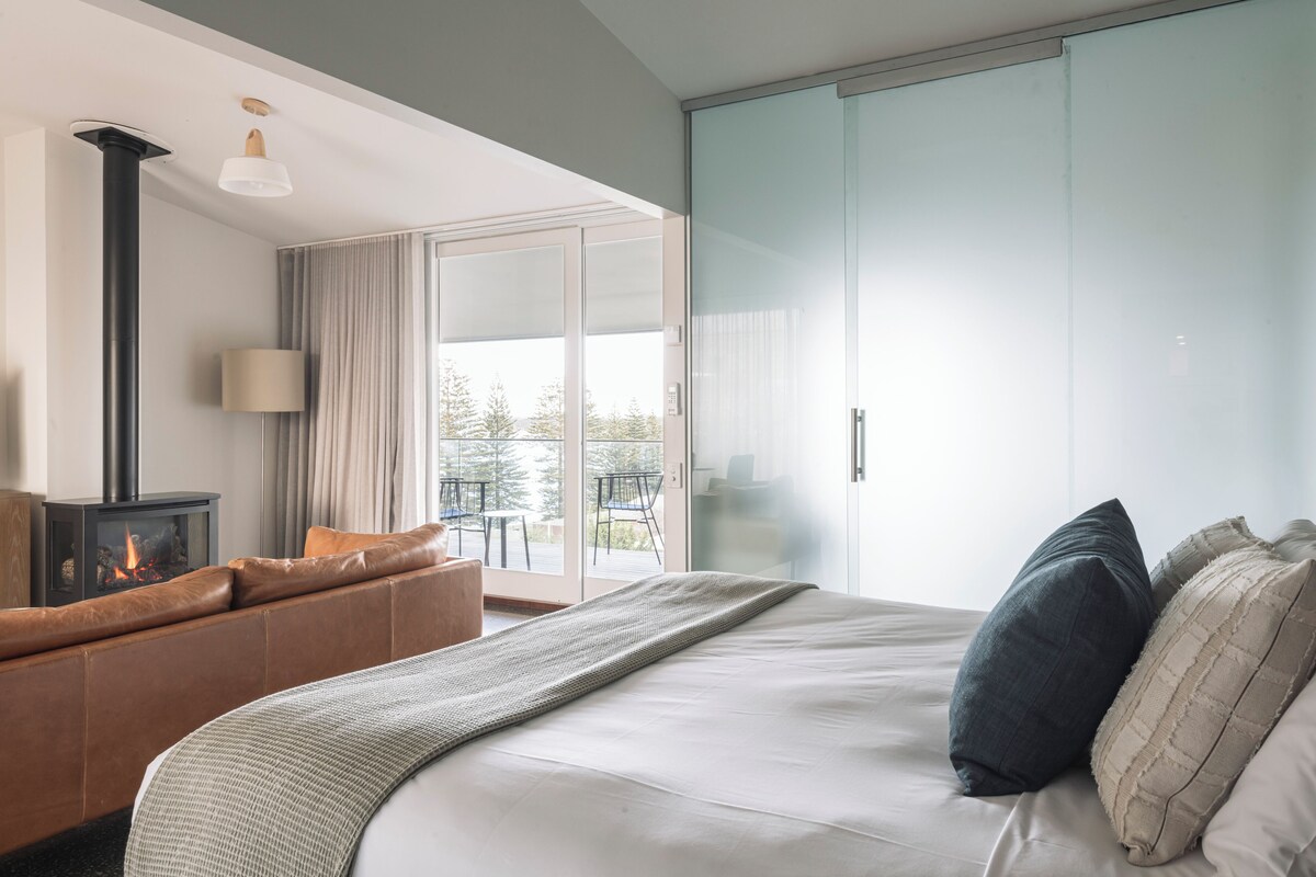 Poolside Room | 1 bedroom, minibar, in-room safe, iron/ironing board