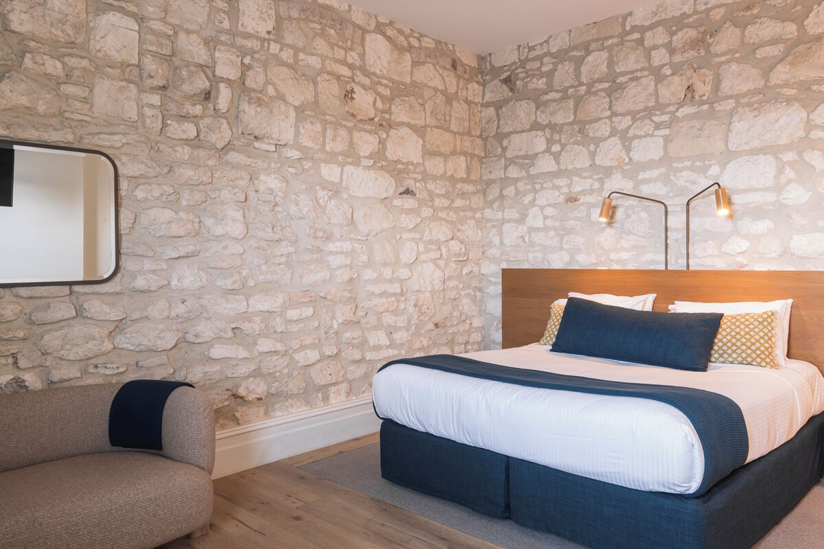 Classic Room | 1 bedroom, minibar, in-room safe, iron/ironing board