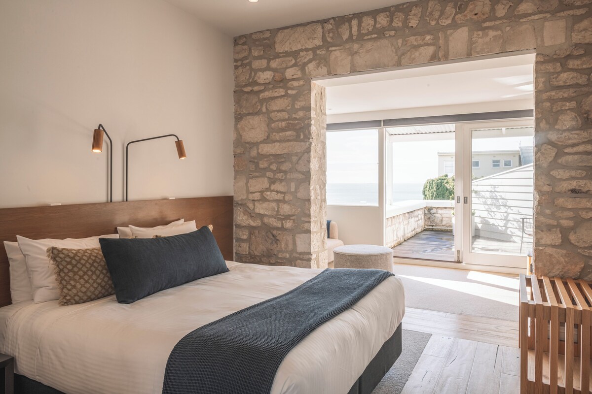 Classic Balcony | 1 bedroom, minibar, in-room safe, iron/ironing board