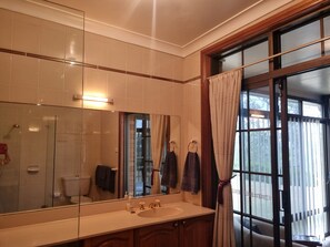 Camera Tradizionale, non fumatori, bagno in camera (Deluxe room) | Bagno | Set di cortesia firmato, asciugamani, shampoo, carta igienica
