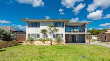 Deluxe Beach House | Balcony