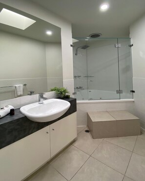 Free toiletries, towels, soap, shampoo - Shells Apartments (Sorrento)