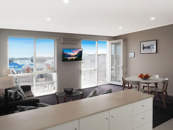 Apartment, 2 Bedrooms | In-room dining