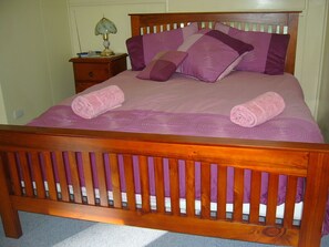 Tabla de planchar con plancha y ropa de cama 