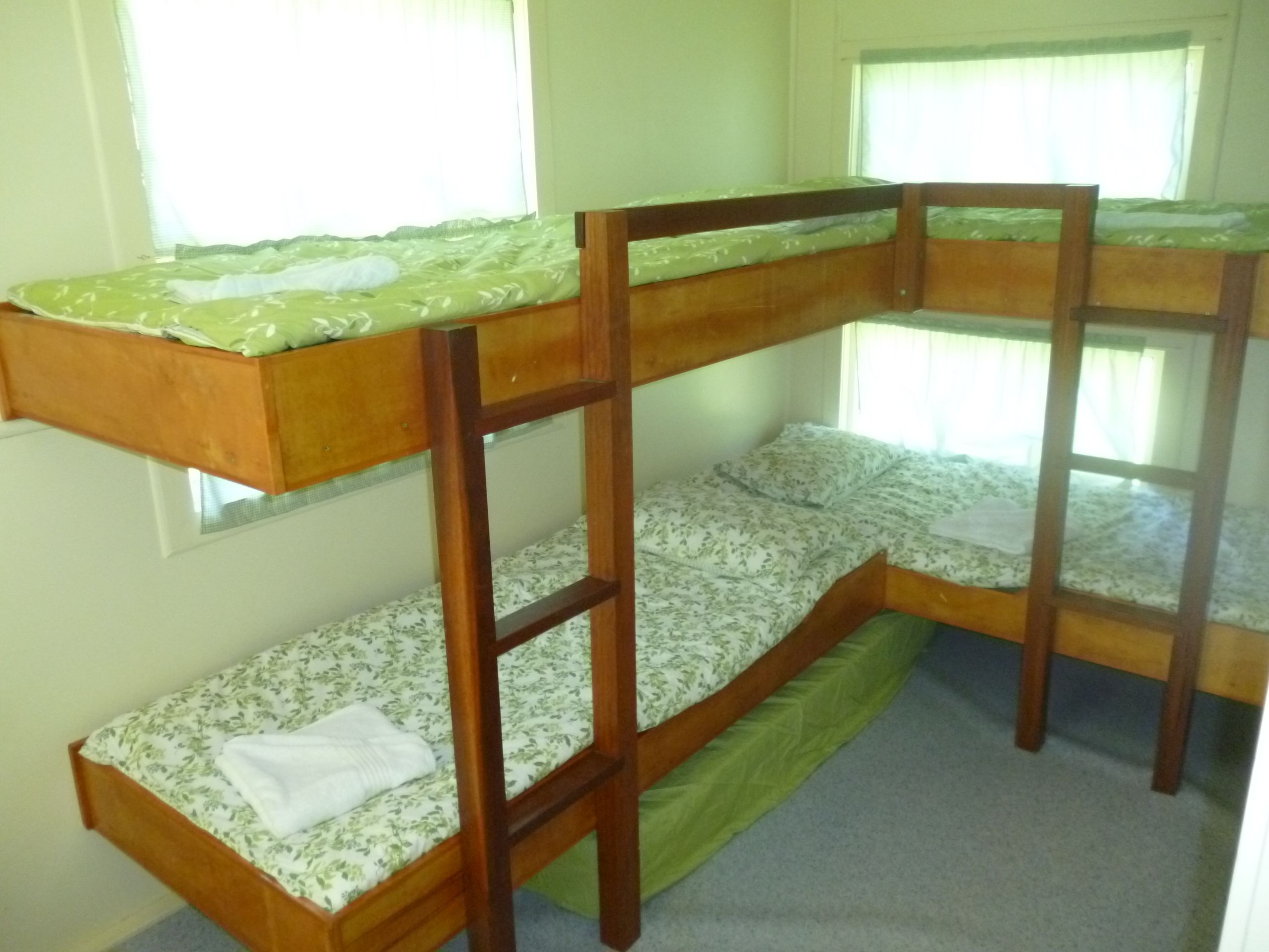 Mökki | Silitysrauta/-lauta, vuodevaatteet