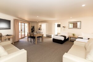 Tabla de planchar con plancha, wifi gratis y ropa de cama 