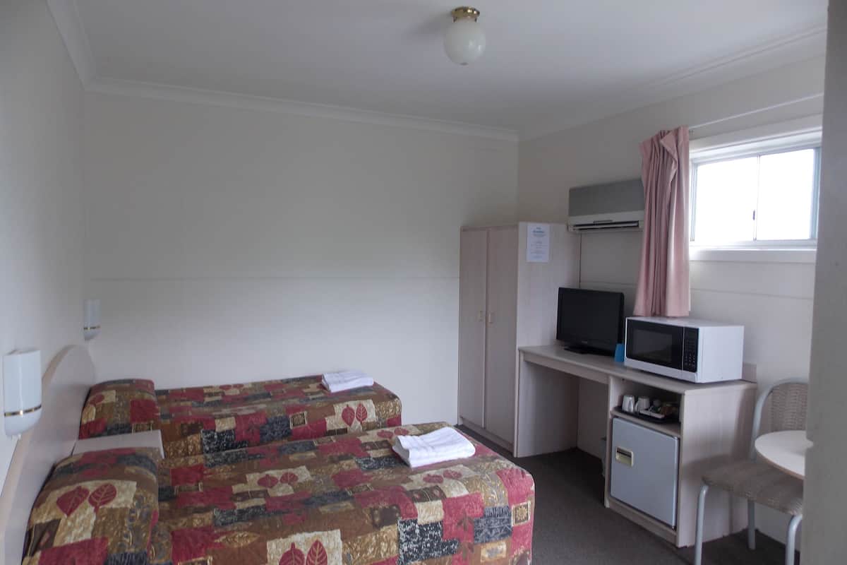 Standard Room, Non Smoking (2 Single Beds) | 1 bedroom, free WiFi, bed sheets