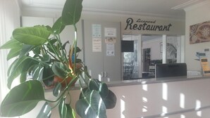 A reception area with a sign indicating a licensed restaurant. - Yass Motel (Yass)