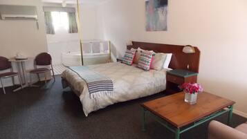 Standard Studio, Non Smoking, Jetted Tub (Spa Room) | Living area