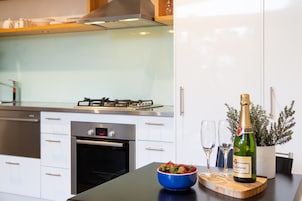 Estúdio standard, 1 quarto, para não fumantes, cozinha (Beachwood) | Cozinha privada | Geladeira grande, micro-ondas, cooktop, lava-louças