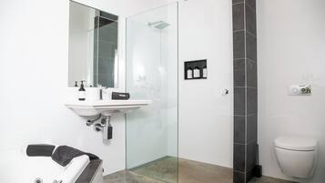 Beachwood Studio | Bathroom | Hair dryer, towels, shampoo