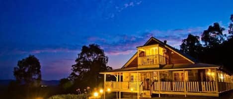 Mặt tiền nơi lưu trú - ban đêm